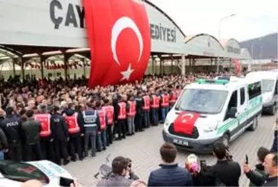 İdlib'de şehit olan Piyade Uzman Çavuş Yılmaz son yolculuğuna uğurlandı İdlib'de şehit olan Piyade Uzman Çavuş Yılmaz son yolculuğuna uğurlandı