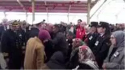 İdlib'de şehit olan Piyade Uzman Çavuş Yılmaz son yolculuğuna uğurlandı İdlib'de şehit olan Piyade Uzman Çavuş Yılmaz son yolculuğuna uğurlandı