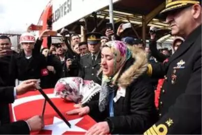İdlib'de şehit olan Piyade Uzman Çavuş Yılmaz son yolculuğuna uğurlandı İdlib'de şehit olan Piyade Uzman Çavuş Yılmaz son yolculuğuna uğurlandı