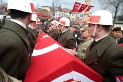 İdlib şehidi Astsubay Kıdemli Çavuş Akif Akçadağ Kahramanmaraş'ta son yolculuğuna uğurlandı İdlib şehidi Astsubay Kıdemli Çavuş Akif Akçadağ Kahramanmaraş'ta son yolculuğuna uğurlandı