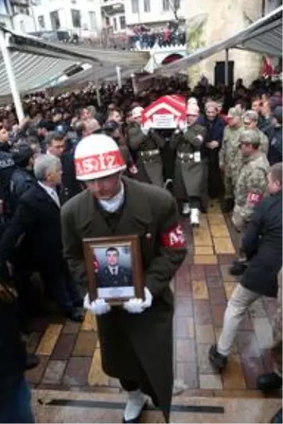İdlib şehidi Astsubay Kıdemli Çavuş Akif Akçadağ Kahramanmaraş'ta son yolculuğuna uğurlandı İdlib şehidi Astsubay Kıdemli Çavuş Akif Akçadağ Kahramanmaraş'ta son yolculuğuna uğurlandı