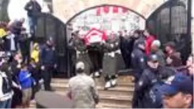 İdlib şehidi Astsubay Kıdemli Çavuş Akif Akçadağ, son yolculuğuna uğurlandı İdlib şehidi Astsubay Kıdemli Çavuş Akif Akçadağ, son yolculuğuna uğurlandı
