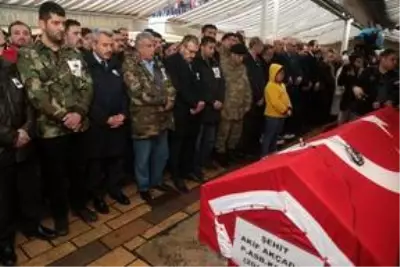 İdlib şehidi Astsubay Kıdemli Çavuş Akif Akçadağ Kahramanmaraş'ta son yolculuğuna uğurlandı İdlib şehidi Astsubay Kıdemli Çavuş Akif Akçadağ Kahramanmaraş'ta son yolculuğuna uğurlandı