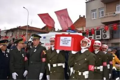 İdlib şehidi Piyade Yüzbaşı Süleyman Şahin son yolculuğuna uğurlandı İdlib şehidi Piyade Yüzbaşı Süleyman Şahin son yolculuğuna uğurlandı