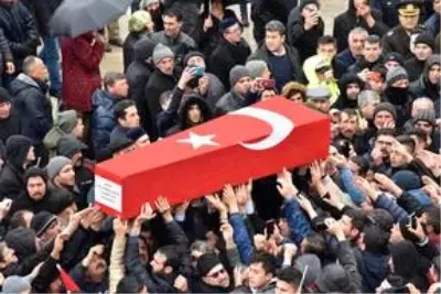 İdlib şehidi Piyade Yüzbaşı Süleyman Şahin son yolculuğuna uğurlandı İdlib şehidi Piyade Yüzbaşı Süleyman Şahin son yolculuğuna uğurlandı
