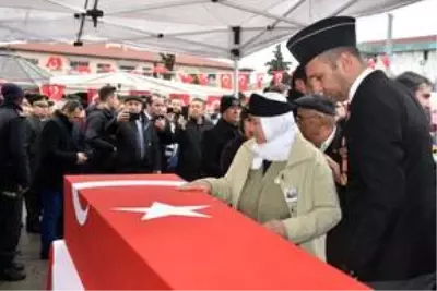 İdlib şehidi Piyade Yüzbaşı Süleyman Şahin son yolculuğuna uğurlandı İdlib şehidi Piyade Yüzbaşı Süleyman Şahin son yolculuğuna uğurlandı