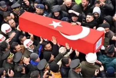 İdlib şehidi Piyade Yüzbaşı Süleyman Şahin son yolculuğuna uğurlandı İdlib şehidi Piyade Yüzbaşı Süleyman Şahin son yolculuğuna uğurlandı