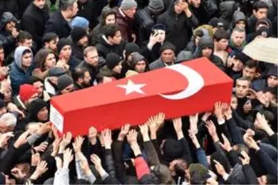 İdlib şehidi Piyade Yüzbaşı Süleyman Şahin son yolculuğuna uğurlandı İdlib şehidi Piyade Yüzbaşı Süleyman Şahin son yolculuğuna uğurlandı