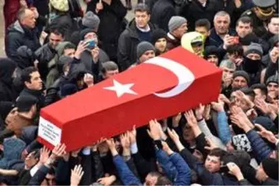 İdlib şehidi Piyade Yüzbaşı Süleyman Şahin son yolculuğuna uğurlandı İdlib şehidi Piyade Yüzbaşı Süleyman Şahin son yolculuğuna uğurlandı