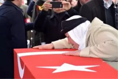 İdlib şehidi Piyade Yüzbaşı Süleyman Şahin son yolculuğuna uğurlandı İdlib şehidi Piyade Yüzbaşı Süleyman Şahin son yolculuğuna uğurlandı