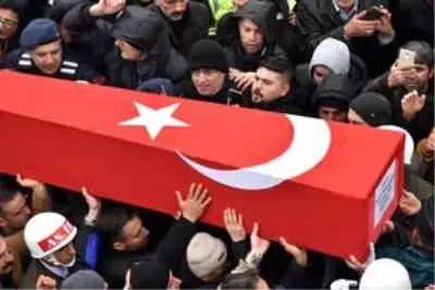 İdlib şehidi Piyade Yüzbaşı Süleyman Şahin son yolculuğuna uğurlandı İdlib şehidi Piyade Yüzbaşı Süleyman Şahin son yolculuğuna uğurlandı