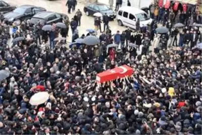 İdlib şehidi Piyade Yüzbaşı Süleyman Şahin son yolculuğuna uğurlandı İdlib şehidi Piyade Yüzbaşı Süleyman Şahin son yolculuğuna uğurlandı