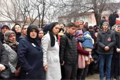İdlib şehidi Piyade Yüzbaşı Süleyman Şahin son yolculuğuna uğurlandı İdlib şehidi Piyade Yüzbaşı Süleyman Şahin son yolculuğuna uğurlandı