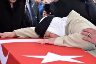 İdlib şehidi Piyade Yüzbaşı Süleyman Şahin son yolculuğuna uğurlandı İdlib şehidi Piyade Yüzbaşı Süleyman Şahin son yolculuğuna uğurlandı