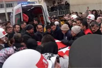 İdlib şehidi Piyade Yüzbaşı Süleyman Şahin son yolculuğuna uğurlandı İdlib şehidi Piyade Yüzbaşı Süleyman Şahin son yolculuğuna uğurlandı