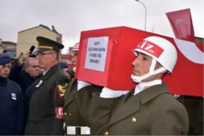 İdlib şehidi Piyade Yüzbaşı Süleyman Şahin son yolculuğuna uğurlandı İdlib şehidi Piyade Yüzbaşı Süleyman Şahin son yolculuğuna uğurlandı