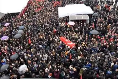 İdlib şehidi Piyade Yüzbaşı Süleyman Şahin son yolculuğuna uğurlandı İdlib şehidi Piyade Yüzbaşı Süleyman Şahin son yolculuğuna uğurlandı