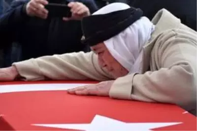 İdlib şehidi Piyade Yüzbaşı Süleyman Şahin son yolculuğuna uğurlandı İdlib şehidi Piyade Yüzbaşı Süleyman Şahin son yolculuğuna uğurlandı