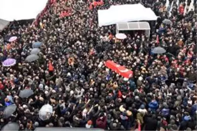 İdlib şehidi Piyade Yüzbaşı Süleyman Şahin son yolculuğuna uğurlandı İdlib şehidi Piyade Yüzbaşı Süleyman Şahin son yolculuğuna uğurlandı