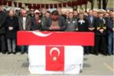 İdlib şehidi Tolga Can Yılmaz'ı 5 bin kişi uğurladı İdlib şehidi Tolga Can Yılmaz'ı 5 bin kişi uğurladı