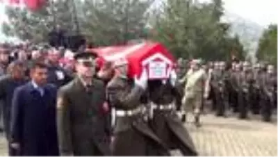 İdlib şehidi Uzman Onbaşı Ahmet Saygılı, son yolculuğuna uğurlandı İdlib şehidi Uzman Onbaşı Ahmet Saygılı, son yolculuğuna uğurlandı