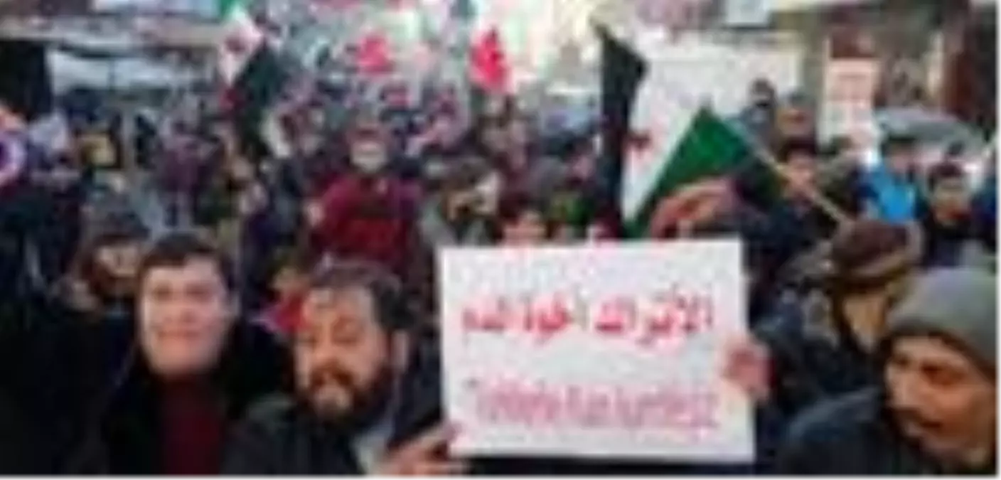 İdlibliler, şehit askerler için Türk bayraklarıyla yürüdü