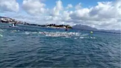 Kış yüzme maratonunda İdlib şehitleri için denize siyah çelenk bırakıldı Kış yüzme maratonunda İdlib şehitleri için denize siyah çelenk bırakıldı