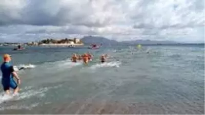 Kış yüzme maratonunda İdlib şehitleri için denize siyah çelenk bırakıldı Kış yüzme maratonunda İdlib şehitleri için denize siyah çelenk bırakıldı