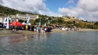 Kış yüzme maratonunda İdlib şehitleri için denize siyah çelenk bırakıldı Kış yüzme maratonunda İdlib şehitleri için denize siyah çelenk bırakıldı