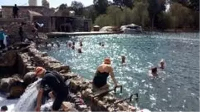 Kış yüzme maratonunda İdlib şehitleri için denize siyah çelenk bırakıldı Kış yüzme maratonunda İdlib şehitleri için denize siyah çelenk bırakıldı