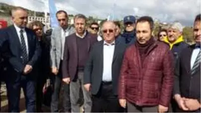 Kış yüzme maratonunda İdlib şehitleri için denize siyah çelenk bırakıldı Kış yüzme maratonunda İdlib şehitleri için denize siyah çelenk bırakıldı