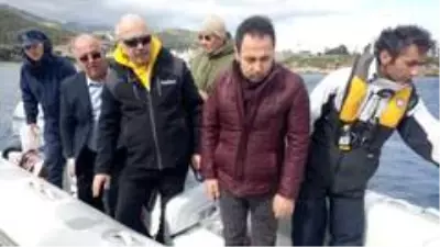 Kış yüzme maratonunda İdlib şehitleri için denize siyah çelenk bırakıldı Kış yüzme maratonunda İdlib şehitleri için denize siyah çelenk bırakıldı