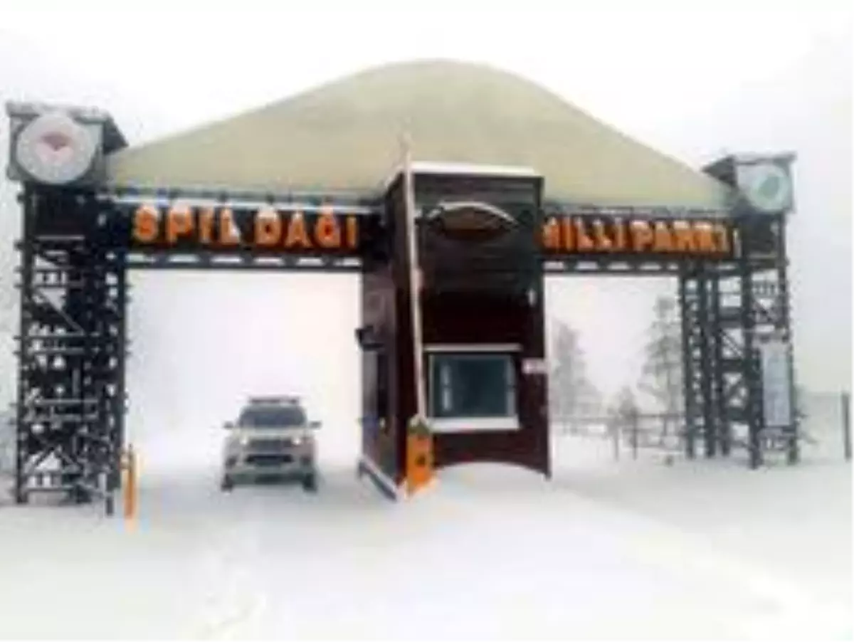 Manisa Spil Dağı'nda yoğun kar yağışı etkili oluyor