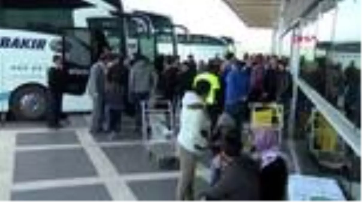 Şanlıurfa'dan edirne'ye gitmek isteyen suriyeliler otogarda yoğunluk oluşturdu