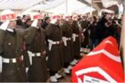 Şehit Astsubay Akçadağ'ı, 10 bin kişi son yolculuğuna uğurladı Şehit Astsubay Akçadağ'ı, 10 bin kişi son yolculuğuna uğurladı