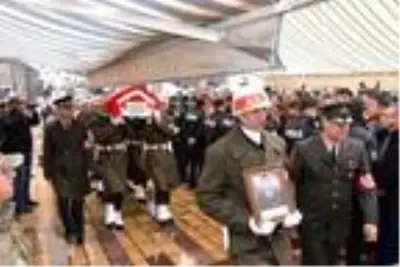 Şehit Astsubay Akçadağ'ı, 10 bin kişi son yolculuğuna uğurladı Şehit Astsubay Akçadağ'ı, 10 bin kişi son yolculuğuna uğurladı