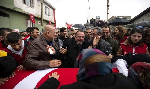 Şehit cenazesindeki detay, Türk halkının Mehmetçik'e olan sevgisini anlatıyor