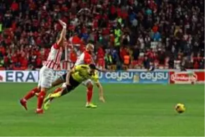 Süper Lig: Antalyaspor: 0 - Fenerbahçe: 1 (İlk yarı)