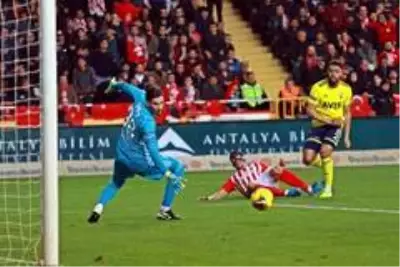 Süper Lig: Antalyaspor: 0 - Fenerbahçe: 1 (İlk yarı)
