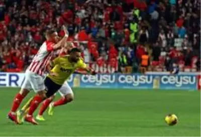 Süper Lig: Antalyaspor: 0 - Fenerbahçe: 1 (İlk yarı)