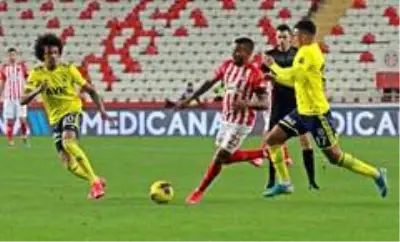 Süper Lig: Antalyaspor: 0 - Fenerbahçe: 1 (İlk yarı)