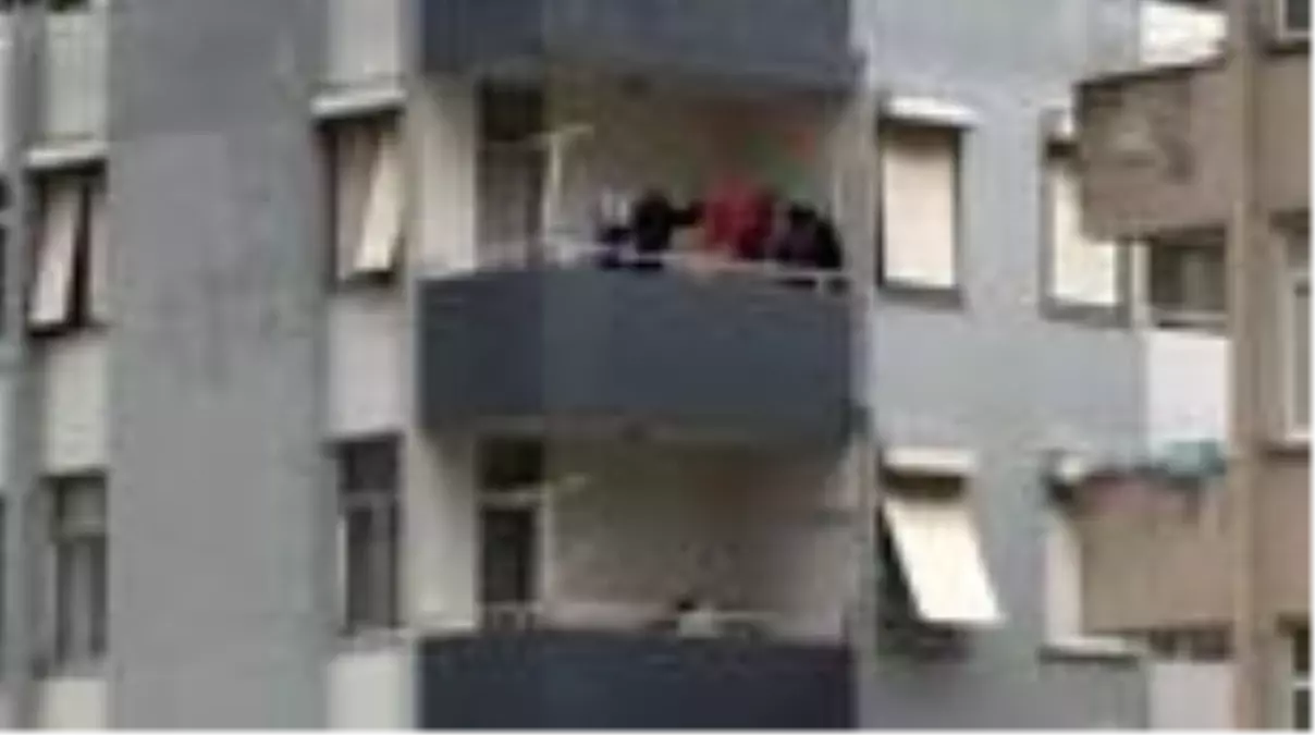 Tartıştığı kadını balkonda bıçakla tehdit eden şüpheli gözaltına alındı