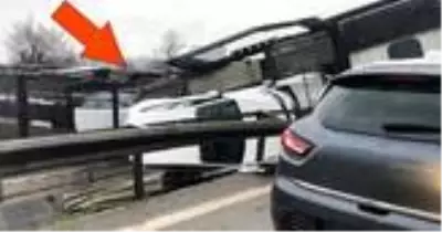 Tır devrildi, sıfır kilometre araçlar hurdaya döndü