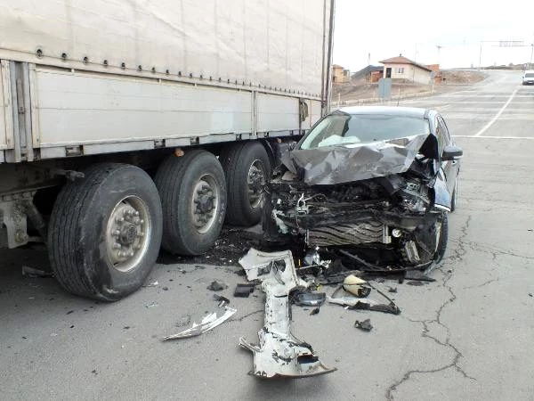 Yozgat ta otomobil ve TIR çarpıştı: 4 yaralı