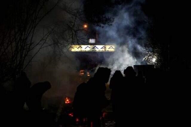 Yunan güvenlik güçleri, göçmenlerin geçişini engellemek için jiletli barikatlar kurdu