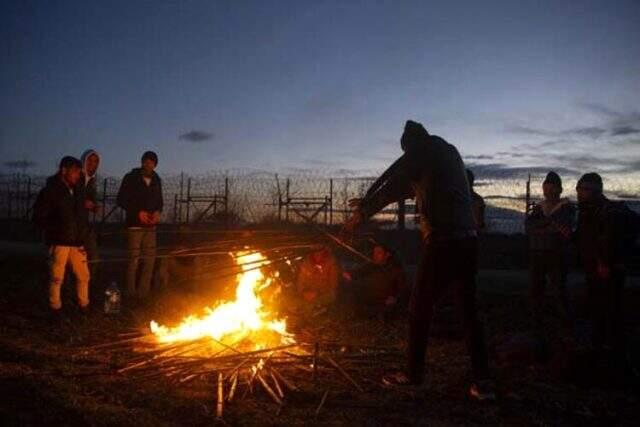 Yunan güvenlik güçleri, göçmenlerin geçişini engellemek için jiletli barikatlar kurdu
