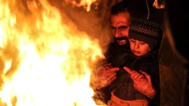 Yunan güvenlik güçleri, göçmenlerin geçişini engellemek için jiletli barikatlar kurdu