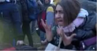 Yunan güvenlik güçlerinin müdahale ettiği göçmen genç kız isyan etti: Siz nasıl bir şeysiniz?