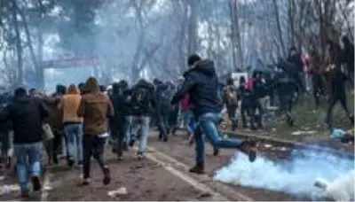 Yunan sınır muhafızları göçmenleri megafonlarla püskürtmeye çalışıyor: 'Size yalan söylüyorlar'