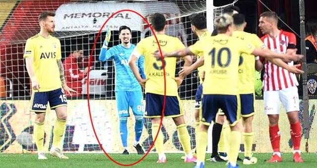 Altay Bayındır takım arkadaşlarına isyan etti